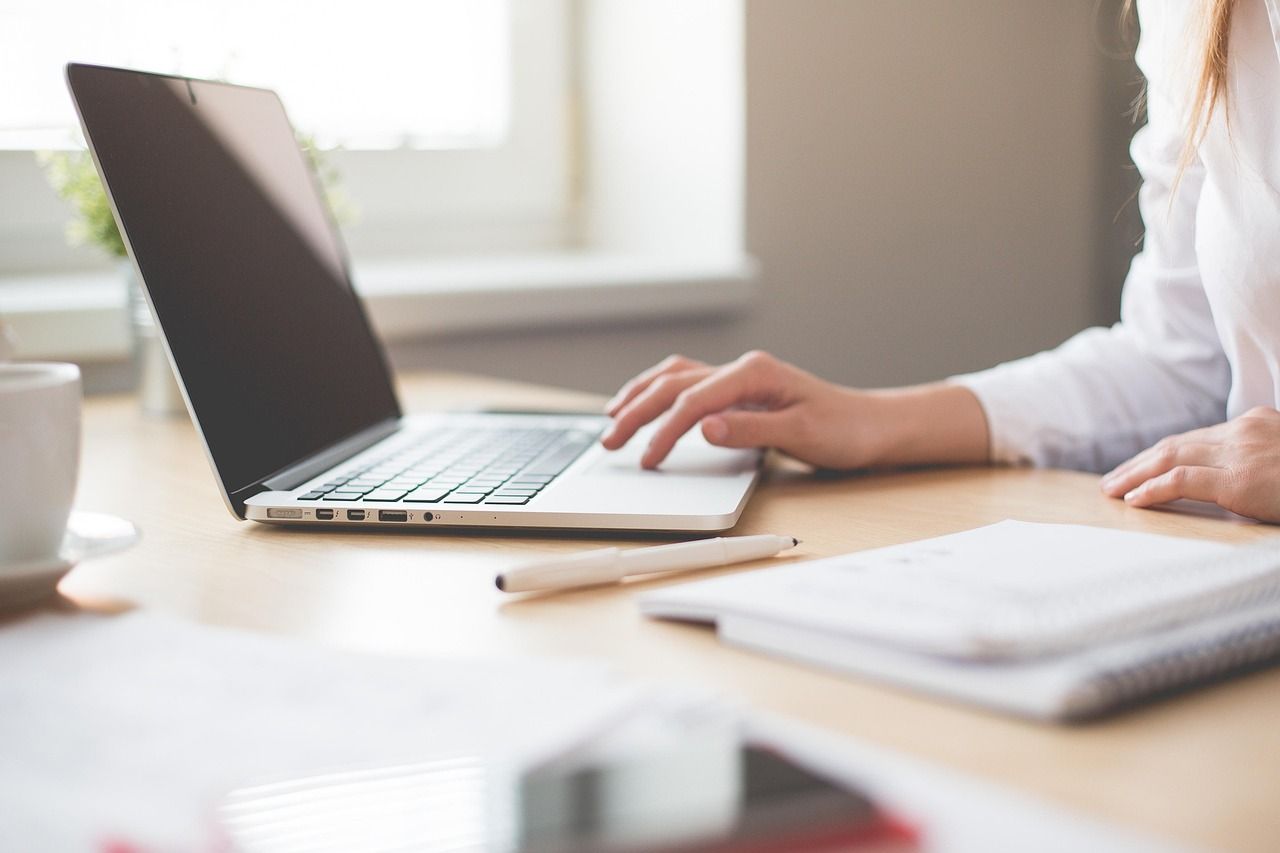 découvrez le statut d'étudiant entrepreneur : avantages, démarches et conseils pour concilier études et création d'entreprise avec succès.