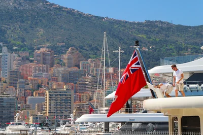 Comment le SMIC monégasque façonne le marché de l’emploi à Monaco en 2025 ?