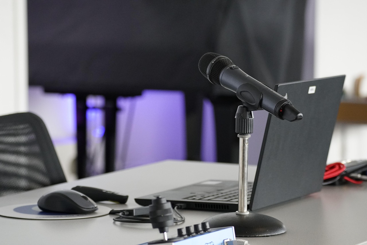 découvrez une variété de podcasts captivants qui enrichissent votre quotidien. plongez dans des discussions passionnantes, des récits inspirants et des analyses approfondies sur des sujets allant de la culture à la science, en passant par le développement personnel. écoutez, apprenez et laissez-vous emporter par le monde des podcasts.