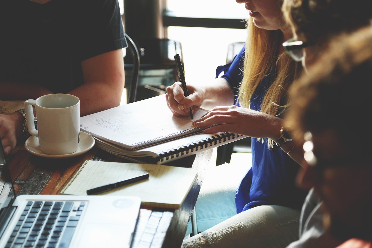découvrez comment organiser un meeting efficace avec nos conseils pratiques, astuces d’experts et outils pour garantir le succès de vos réunions professionnelles ou événements d’entreprise.